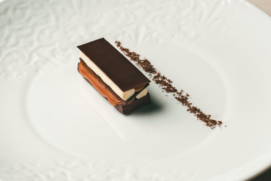 Chokoladedessert med løbende karamel og chokoladejord